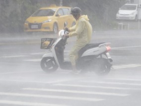 台风“克拉松”在台湾登陆，带来强风和暴雨